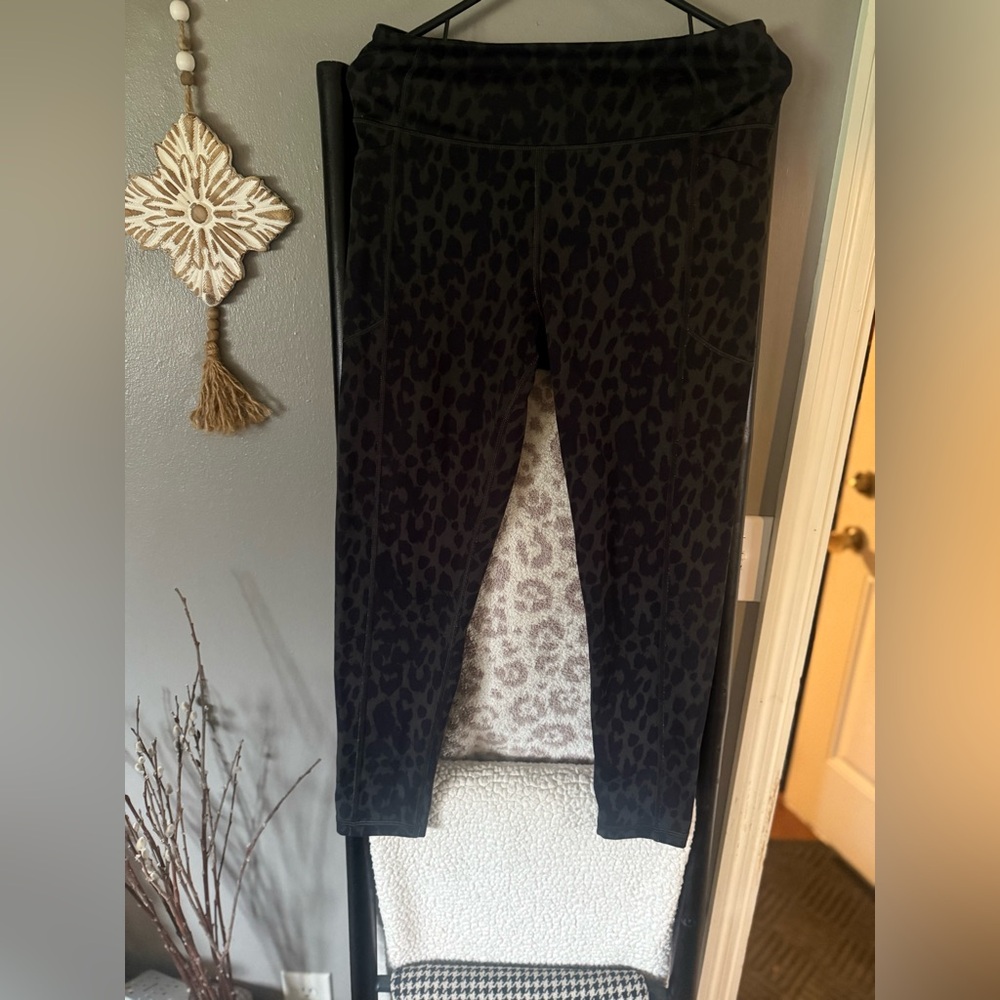 Victoria Secret Pink Yoga Pants in Leopard